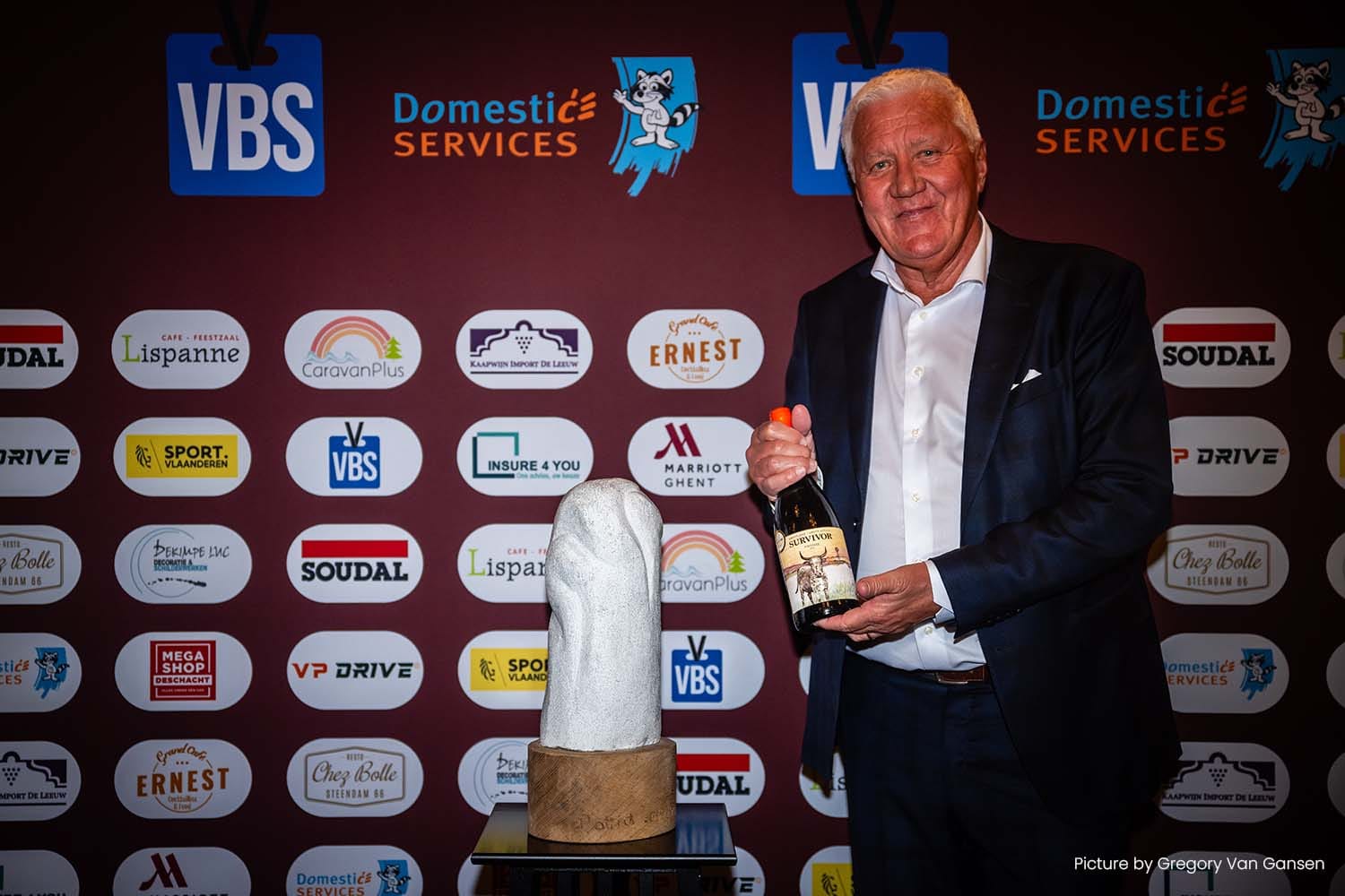 Patrick Lefevere met de trofee van de Vlaamse Reus