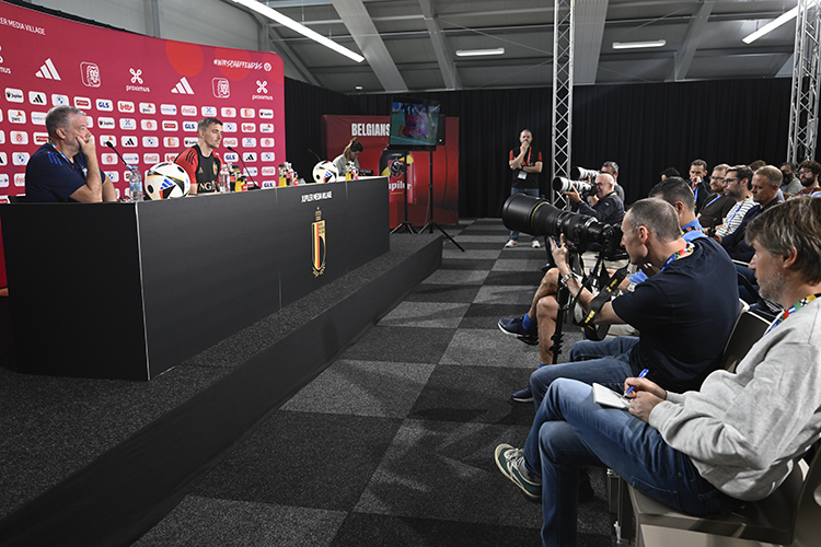 journalisten wonen een persconferentie bij van het Belgisch Nationaal Voetbalteam, de Rode Duivels